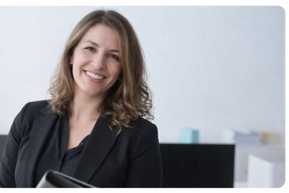 Portret van een glimlachende vrouw in kantoor